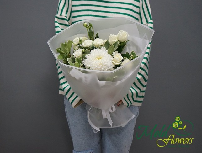 Buchet cu crizanteme albe și trandafiri albi „Briz de toamna'' foto